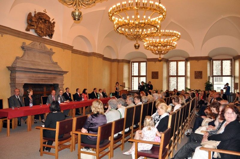 První absolventi bilingvní, česko-španělské třídy Gymnázia Luďka Pika dnes (11.6.2013) obdrželi maturitní vysvědčení z rukou velvyslance Španělského království Pascuala Navarra. Slavnostní vyřazení maturantů se konalo v obřadní síni plzeňské radnice.