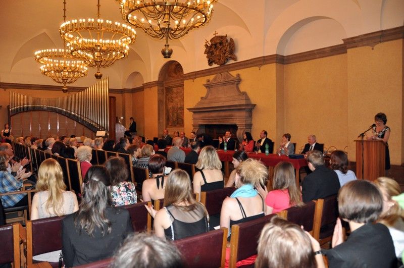 První absolventi bilingvní, česko-španělské třídy Gymnázia Luďka Pika dnes (11.6.2013) obdrželi maturitní vysvědčení z rukou velvyslance Španělského království Pascuala Navarra. Slavnostní vyřazení maturantů se konalo v obřadní síni plzeňské radnice.