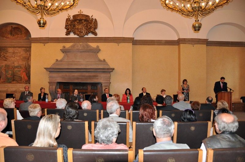První absolventi bilingvní, česko-španělské třídy Gymnázia Luďka Pika dnes (11.6.2013) obdrželi maturitní vysvědčení z rukou velvyslance Španělského království Pascuala Navarra. Slavnostní vyřazení maturantů se konalo v obřadní síni plzeňské radnice.