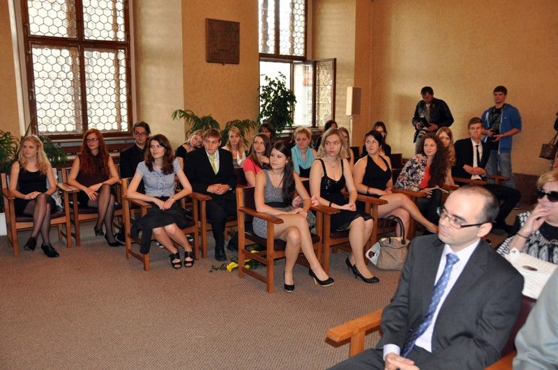 První absolventi bilingvní, česko-španělské třídy Gymnázia Luďka Pika dnes (11.6.2013) obdrželi maturitní vysvědčení z rukou velvyslance Španělského království Pascuala Navarra. Slavnostní vyřazení maturantů se konalo v obřadní síni plzeňské radnice.