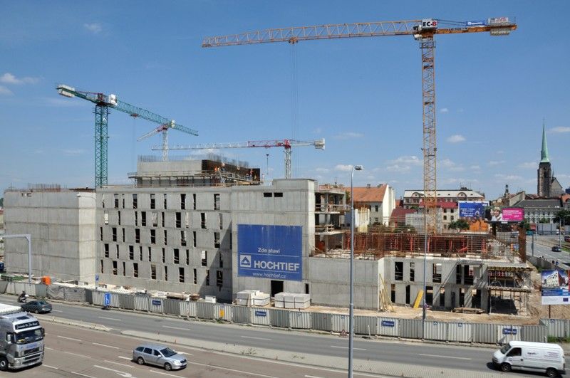 Stavba nové divadelní budovy pokračuje. V současné době je dokončena betonáž stěn a provádí se bednění stropu v úrovni pátého nadzemního podlaží. Provozní budova je do konečné výše pátého nadzemního podlaží dostavěna v sekcích 8 – 24. V obou objektech se postupně vyzdívají příčky, montují se prefabrikovaná schodiště a provádí se povrchové úpravy. Kompletují se také ocelové konstrukce pro jevištní techniku. V dubnu byly zahájeny práce na parkovacím domě. Je proveden výkop do úrovně zhruba tří metrů, položily se vodovodní přípojky, areálové dešťové a splaškové kanalizace a přeložil se vodovod. (foto: 12.6.2013)