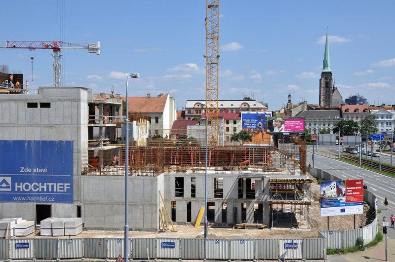 Stavba nové divadelní budovy pokračuje. V současné době je dokončena betonáž stěn a provádí se bednění stropu v úrovni pátého nadzemního podlaží. Provozní budova je do konečné výše pátého nadzemního podlaží dostavěna v sekcích 8 – 24. V obou objektech se postupně vyzdívají příčky, montují se prefabrikovaná schodiště a provádí se povrchové úpravy. Kompletují se také ocelové konstrukce pro jevištní techniku. V dubnu byly zahájeny práce na parkovacím domě. Je proveden výkop do úrovně zhruba tří metrů, položily se vodovodní přípojky, areálové dešťové a splaškové kanalizace a přeložil se vodovod. (foto: 12.6.2013)
