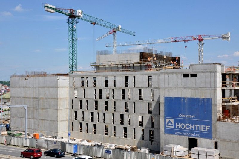 Stavba nové divadelní budovy pokračuje. V současné době je dokončena betonáž stěn a provádí se bednění stropu v úrovni pátého nadzemního podlaží. Provozní budova je do konečné výše pátého nadzemního podlaží dostavěna v sekcích 8 – 24. V obou objektech se postupně vyzdívají příčky, montují se prefabrikovaná schodiště a provádí se povrchové úpravy. Kompletují se také ocelové konstrukce pro jevištní techniku. V dubnu byly zahájeny práce na parkovacím domě. Je proveden výkop do úrovně zhruba tří metrů, položily se vodovodní přípojky, areálové dešťové a splaškové kanalizace a přeložil se vodovod. (foto: 12.6.2013)