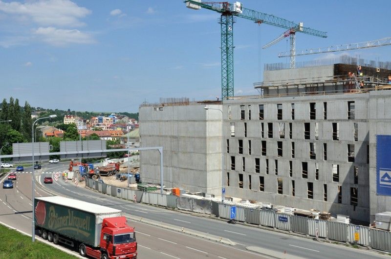 Stavba nové divadelní budovy pokračuje. V současné době je dokončena betonáž stěn a provádí se bednění stropu v úrovni pátého nadzemního podlaží. Provozní budova je do konečné výše pátého nadzemního podlaží dostavěna v sekcích 8 – 24. V obou objektech se postupně vyzdívají příčky, montují se prefabrikovaná schodiště a provádí se povrchové úpravy. Kompletují se také ocelové konstrukce pro jevištní techniku. V dubnu byly zahájeny práce na parkovacím domě. Je proveden výkop do úrovně zhruba tří metrů, položily se vodovodní přípojky, areálové dešťové a splaškové kanalizace a přeložil se vodovod. (foto: 12.6.2013)