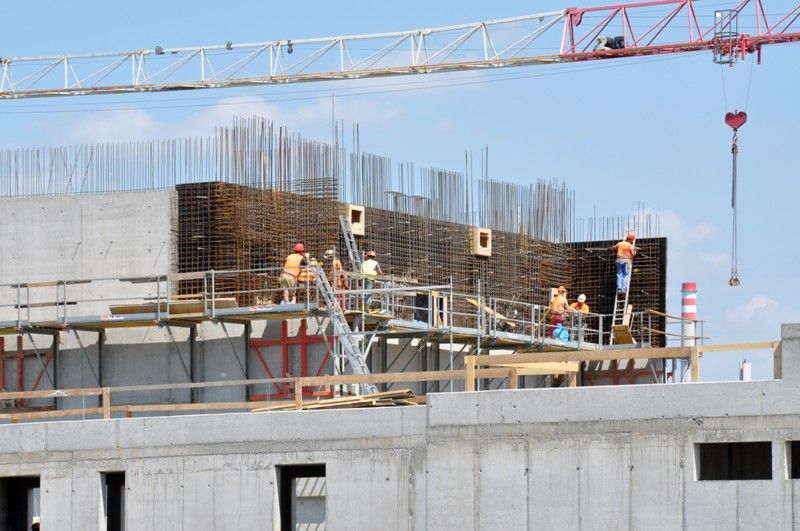 Stavba nové divadelní budovy pokračuje. V současné době je dokončena betonáž stěn a provádí se bednění stropu v úrovni pátého nadzemního podlaží. Provozní budova je do konečné výše pátého nadzemního podlaží dostavěna v sekcích 8 – 24. V obou objektech se postupně vyzdívají příčky, montují se prefabrikovaná schodiště a provádí se povrchové úpravy. Kompletují se také ocelové konstrukce pro jevištní techniku. V dubnu byly zahájeny práce na parkovacím domě. Je proveden výkop do úrovně zhruba tří metrů, položily se vodovodní přípojky, areálové dešťové a splaškové kanalizace a přeložil se vodovod. (foto: 12.6.2013)