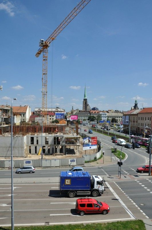 Stavba nové divadelní budovy pokračuje. V současné době je dokončena betonáž stěn a provádí se bednění stropu v úrovni pátého nadzemního podlaží. Provozní budova je do konečné výše pátého nadzemního podlaží dostavěna v sekcích 8 – 24. V obou objektech se postupně vyzdívají příčky, montují se prefabrikovaná schodiště a provádí se povrchové úpravy. Kompletují se také ocelové konstrukce pro jevištní techniku. V dubnu byly zahájeny práce na parkovacím domě. Je proveden výkop do úrovně zhruba tří metrů, položily se vodovodní přípojky, areálové dešťové a splaškové kanalizace a přeložil se vodovod. (foto: 12.6.2013)