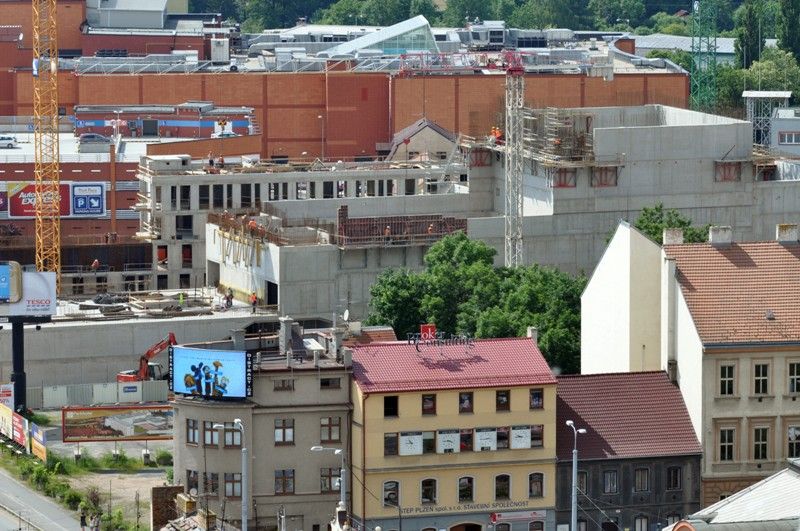 Stavba nové budovy divadla z věže katedrály sv. Bartoloměje a OC Plaza
