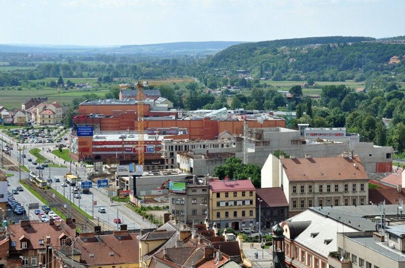 Stavba nové divadelní budovy pokračuje. V současné době je dokončena betonáž stěn a provádí se bednění stropu v úrovni pátého nadzemního podlaží. Provozní budova je do konečné výše pátého nadzemního podlaží dostavěna v sekcích 8 – 24. V obou objektech se postupně vyzdívají příčky, montují se prefabrikovaná schodiště a provádí se povrchové úpravy. Kompletují se také ocelové konstrukce pro jevištní techniku. V dubnu byly zahájeny práce na parkovacím domě. Je proveden výkop do úrovně zhruba tří metrů, položily se vodovodní přípojky, areálové dešťové a splaškové kanalizace a přeložil se vodovod. (foto: 12.6.2013)