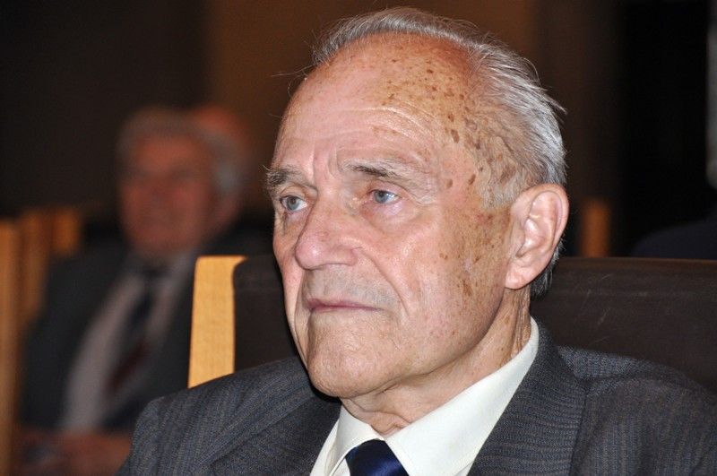 Držitelem Ceny Františka Křižíka je od dnešního dne (13.6.2013) emeritní profesor Fakulty elektrotechnické Západočeské univerzity v Plzni Lumír Kule. Prestižní ocenění převzal na plzeňské radnici za celoživotní přínos v oboru elektrotechniky.