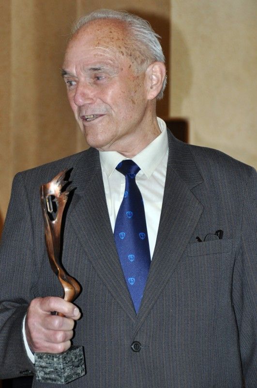 Držitelem Ceny Františka Křižíka je od dnešního dne (13.6.2013) emeritní profesor Fakulty elektrotechnické Západočeské univerzity v Plzni Lumír Kule. Prestižní ocenění převzal na plzeňské radnici za celoživotní přínos v oboru elektrotechniky.