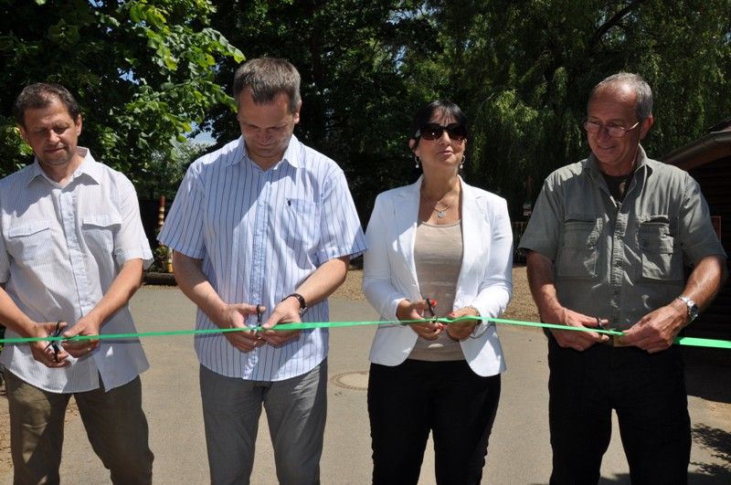 Na návštěvníky plzeňské zoo čeká v nadcházejících prázdninových měsících nová expozice. Prostřednictvím naučné stezky sestavené z 29 zastavení jim představí australské léto. Jednotlivé části expozice přibližují nejen unikátní faunu a floru nejmenšího kontinentu, ale zároveň návštěvníky seznamují i s Aboridžinci, původními obyvateli Austrálie, a jejich životem. Po dlouhých čtyřiceti letech se do místní zahrady opět vracejí australští psi dingo. Mezi další zajímavá zvířata patří ježura a nemohou zde samozřejmě chybět klokani, kterých zoo v Plzni chová devět druhů. (foto: 13.6.2013)