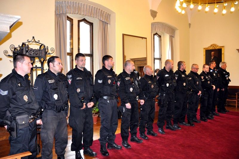 Bezprostředně po svém příjezdu z Ústí nad Labem převzalo dvanáct strážníků plzeňské městské policie z rukou primátora Martina Baxy pamětní medaili. Při krátkém neformálním setkání primátor Baxa ocenil jejich práci během týdenní mise, na kterou je vyslal do povodněmi postiženého Ústí nad Labem na základě dohody s primátorem Vítem Mandíkem. Strážníci při výkonu své služby mimo jiné zachránili život kolabujícímu chlapci a asistovali u vážné dopravní nehody, ke které došlo na železničním přejezdu. (foto: 14.6.2013)