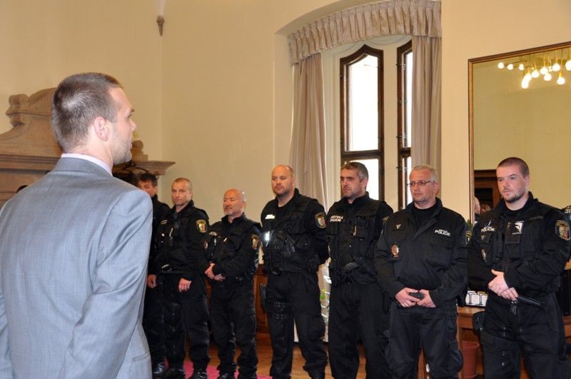 Bezprostředně po svém příjezdu z Ústí nad Labem převzalo dvanáct strážníků plzeňské městské policie z rukou primátora Martina Baxy pamětní medaili. Při krátkém neformálním setkání primátor Baxa ocenil jejich práci během týdenní mise, na kterou je vyslal do povodněmi postiženého Ústí nad Labem na základě dohody s primátorem Vítem Mandíkem. Strážníci při výkonu své služby mimo jiné zachránili život kolabujícímu chlapci a asistovali u vážné dopravní nehody, ke které došlo na železničním přejezdu. (foto: 14.6.2013)