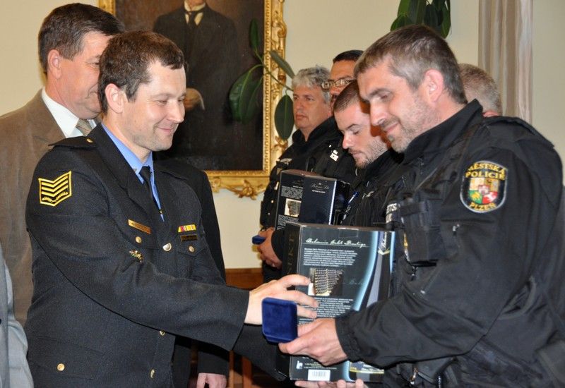 Bezprostředně po svém příjezdu z Ústí nad Labem převzalo dvanáct strážníků plzeňské městské policie z rukou primátora Martina Baxy pamětní medaili. Při krátkém neformálním setkání primátor Baxa ocenil jejich práci během týdenní mise, na kterou je vyslal do povodněmi postiženého Ústí nad Labem na základě dohody s primátorem Vítem Mandíkem. Strážníci při výkonu své služby mimo jiné zachránili život kolabujícímu chlapci a asistovali u vážné dopravní nehody, ke které došlo na železničním přejezdu. (foto: 14.6.2013)