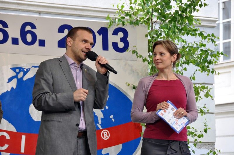 Vystoupení souboru „Ivan Navratil“ oficiálně zahájilo letošní ročník Mezinárodního folklorního festivalu CIOFF Plzeň. V části nazvané V dobrém jsme se v Plzni sešli… se představily i další soubory, jako je Ballet Folclorico Nayuribes z kostarického hlavního města San José, alžírský Ballet National Algerien nebo Orizaba IRBAO Repique z Mexika. Až do neděle 16. června se mohou těšit příznivci folkloru na bohatý program jak na scéně U Branky, tak na náměstí Republiky. (foto: 14.6.2013, Z. Kubalová)
