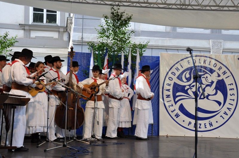 Vystoupení souboru „Ivan Navratil“ oficiálně zahájilo letošní ročník Mezinárodního folklorního festivalu CIOFF Plzeň. V části nazvané V dobrém jsme se v Plzni sešli… se představily i další soubory, jako je Ballet Folclorico Nayuribes z kostarického hlavního města San José, alžírský Ballet National Algerien nebo Orizaba IRBAO Repique z Mexika. Až do neděle 16. června se mohou těšit příznivci folkloru na bohatý program jak na scéně U Branky, tak na náměstí Republiky. (foto: 14.6.2013, Z. Kubalová)