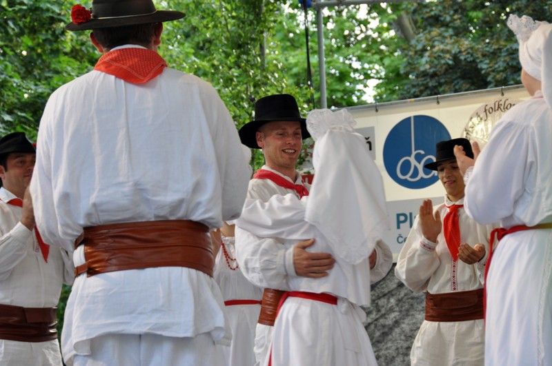 Vystoupení souboru „Ivan Navratil“ oficiálně zahájilo letošní ročník Mezinárodního folklorního festivalu CIOFF Plzeň. V části nazvané V dobrém jsme se v Plzni sešli… se představily i další soubory, jako je Ballet Folclorico Nayuribes z kostarického hlavního města San José, alžírský Ballet National Algerien nebo Orizaba IRBAO Repique z Mexika. Až do neděle 16. června se mohou těšit příznivci folkloru na bohatý program jak na scéně U Branky, tak na náměstí Republiky. (foto: 14.6.2013, Z. Kubalová)