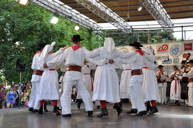 Vystoupení souboru „Ivan Navratil“ oficiálně zahájilo letošní ročník Mezinárodního folklorního festivalu CIOFF Plzeň. V části nazvané V dobrém jsme se v Plzni sešli… se představily i další soubory, jako je Ballet Folclorico Nayuribes z kostarického hlavního města San José, alžírský Ballet National Algerien nebo Orizaba IRBAO Repique z Mexika. Až do neděle 16. června se mohou těšit příznivci folkloru na bohatý program jak na scéně U Branky, tak na náměstí Republiky. (foto: 14.6.2013, Z. Kubalová)