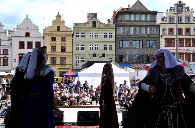Plzeň v pátek 14. června 2013 odpoledne ožila zábavou a historií. Tradiční červnová akce s názvem Historický víkend aneb Strašidla a mumraje plzeňské se koná podevatenácté a ústřední role v ní tentokrát po celý víkend budou hrát panovníci Karel IV. a Rudolf II. Odpolední měšťanský mumraj zahájila náměstkyně primátora Eva Herinková, která všem strašidlům, kejklířům, duchům i návštěvníkům popřála příjemnou zábavu po celé tři dny. Ten pravý rej strašidel ale mohl začít až večer po deváté hodině, kdy primátor Martin Baxa společně s náměstkyní Evou Herinkovou předali zlatý klíč od městských bran zástupcům pohádkových bytostí a strašidel z bájí a dávných pověstí. Ty slíbily, že „různými kousky komediantskými pro ukrácení dlouhé chvíle budou bavit milé Plzeňany a vzácné hosty.“ A tak se stalo. Následující program zavedl návštěvníky do doby Karla IV. Výběr písní a scén z Noci na Karlštejně předvedl soubor muzikálu a operety Divadla J. K. Tyla.