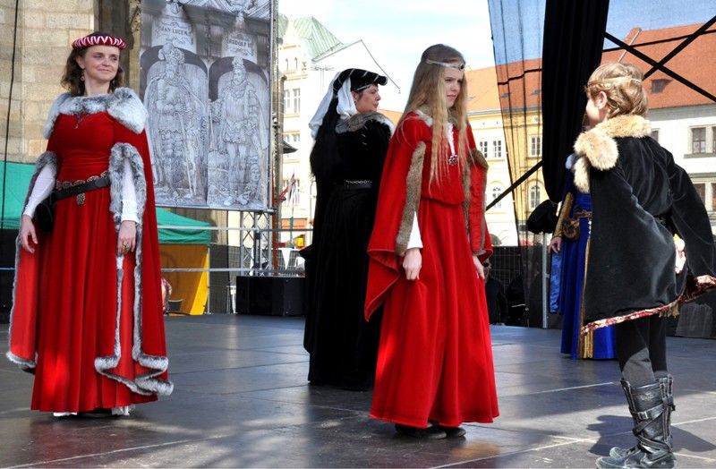 Plzeň v pátek 14. června 2013 odpoledne ožila zábavou a historií. Tradiční červnová akce s názvem Historický víkend aneb Strašidla a mumraje plzeňské se koná podevatenácté a ústřední role v ní tentokrát po celý víkend budou hrát panovníci Karel IV. a Rudolf II. Odpolední měšťanský mumraj zahájila náměstkyně primátora Eva Herinková, která všem strašidlům, kejklířům, duchům i návštěvníkům popřála příjemnou zábavu po celé tři dny. Ten pravý rej strašidel ale mohl začít až večer po deváté hodině, kdy primátor Martin Baxa společně s náměstkyní Evou Herinkovou předali zlatý klíč od městských bran zástupcům pohádkových bytostí a strašidel z bájí a dávných pověstí. Ty slíbily, že „různými kousky komediantskými pro ukrácení dlouhé chvíle budou bavit milé Plzeňany a vzácné hosty.“ A tak se stalo. Následující program zavedl návštěvníky do doby Karla IV. Výběr písní a scén z Noci na Karlštejně předvedl soubor muzikálu a operety Divadla J. K. Tyla.