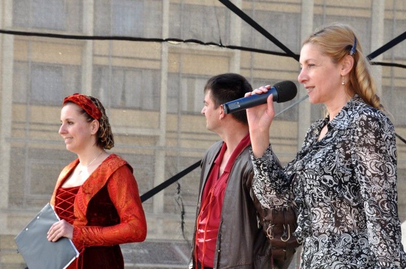 Plzeň v pátek 14. června 2013 odpoledne ožila zábavou a historií. Tradiční červnová akce s názvem Historický víkend aneb Strašidla a mumraje plzeňské se koná podevatenácté a ústřední role v ní tentokrát po celý víkend budou hrát panovníci Karel IV. a Rudolf II. Odpolední měšťanský mumraj zahájila náměstkyně primátora Eva Herinková, která všem strašidlům, kejklířům, duchům i návštěvníkům popřála příjemnou zábavu po celé tři dny. Ten pravý rej strašidel ale mohl začít až večer po deváté hodině, kdy primátor Martin Baxa společně s náměstkyní Evou Herinkovou předali zlatý klíč od městských bran zástupcům pohádkových bytostí a strašidel z bájí a dávných pověstí. Ty slíbily, že „různými kousky komediantskými pro ukrácení dlouhé chvíle budou bavit milé Plzeňany a vzácné hosty.“ A tak se stalo. Následující program zavedl návštěvníky do doby Karla IV. Výběr písní a scén z Noci na Karlštejně předvedl soubor muzikálu a operety Divadla J. K. Tyla.