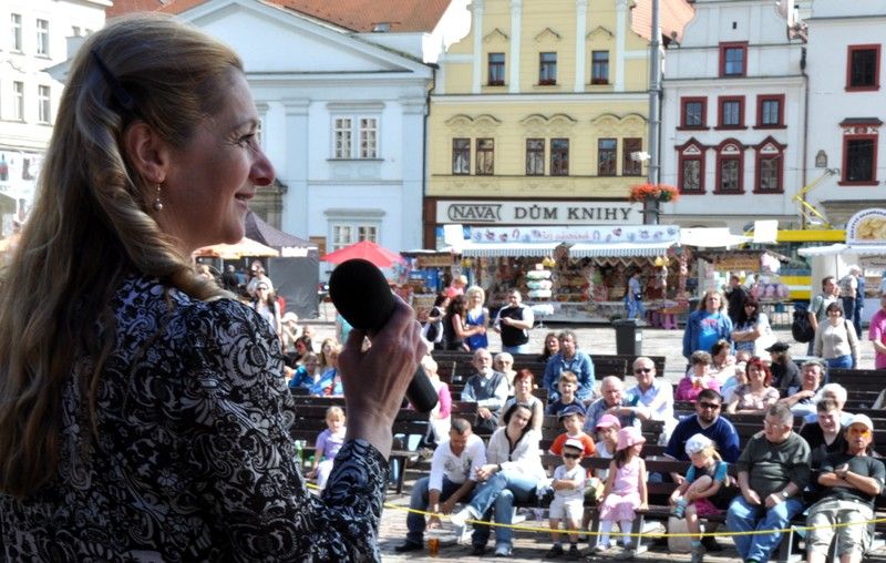 Plzeň v pátek 14. června 2013 odpoledne ožila zábavou a historií. Tradiční červnová akce s názvem Historický víkend aneb Strašidla a mumraje plzeňské se koná podevatenácté a ústřední role v ní tentokrát po celý víkend budou hrát panovníci Karel IV. a Rudolf II. Odpolední měšťanský mumraj zahájila náměstkyně primátora Eva Herinková, která všem strašidlům, kejklířům, duchům i návštěvníkům popřála příjemnou zábavu po celé tři dny. Ten pravý rej strašidel ale mohl začít až večer po deváté hodině, kdy primátor Martin Baxa společně s náměstkyní Evou Herinkovou předali zlatý klíč od městských bran zástupcům pohádkových bytostí a strašidel z bájí a dávných pověstí. Ty slíbily, že „různými kousky komediantskými pro ukrácení dlouhé chvíle budou bavit milé Plzeňany a vzácné hosty.“ A tak se stalo. Následující program zavedl návštěvníky do doby Karla IV. Výběr písní a scén z Noci na Karlštejně předvedl soubor muzikálu a operety Divadla J. K. Tyla.