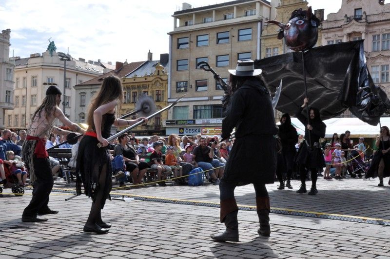 Plzeň v pátek 14. června 2013 odpoledne ožila zábavou a historií. Tradiční červnová akce s názvem Historický víkend aneb Strašidla a mumraje plzeňské se koná podevatenácté a ústřední role v ní tentokrát po celý víkend budou hrát panovníci Karel IV. a Rudolf II. Odpolední měšťanský mumraj zahájila náměstkyně primátora Eva Herinková, která všem strašidlům, kejklířům, duchům i návštěvníkům popřála příjemnou zábavu po celé tři dny. Ten pravý rej strašidel ale mohl začít až večer po deváté hodině, kdy primátor Martin Baxa společně s náměstkyní Evou Herinkovou předali zlatý klíč od městských bran zástupcům pohádkových bytostí a strašidel z bájí a dávných pověstí. Ty slíbily, že „různými kousky komediantskými pro ukrácení dlouhé chvíle budou bavit milé Plzeňany a vzácné hosty.“ A tak se stalo. Následující program zavedl návštěvníky do doby Karla IV. Výběr písní a scén z Noci na Karlštejně předvedl soubor muzikálu a operety Divadla J. K. Tyla.