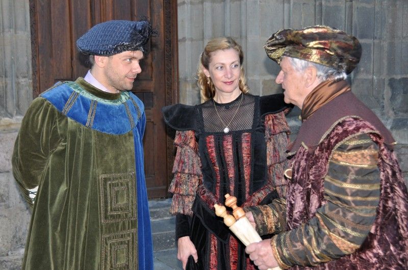Plzeň v pátek 14. června 2013 odpoledne ožila zábavou a historií. Tradiční červnová akce s názvem Historický víkend aneb Strašidla a mumraje plzeňské se koná podevatenácté a ústřední role v ní tentokrát po celý víkend budou hrát panovníci Karel IV. a Rudolf II. Odpolední měšťanský mumraj zahájila náměstkyně primátora Eva Herinková, která všem strašidlům, kejklířům, duchům i návštěvníkům popřála příjemnou zábavu po celé tři dny. Ten pravý rej strašidel ale mohl začít až večer po deváté hodině, kdy primátor Martin Baxa společně s náměstkyní Evou Herinkovou předali zlatý klíč od městských bran zástupcům pohádkových bytostí a strašidel z bájí a dávných pověstí. Ty slíbily, že „různými kousky komediantskými pro ukrácení dlouhé chvíle budou bavit milé Plzeňany a vzácné hosty.“ A tak se stalo. Následující program zavedl návštěvníky do doby Karla IV. Výběr písní a scén z Noci na Karlštejně předvedl soubor muzikálu a operety Divadla J. K. Tyla.