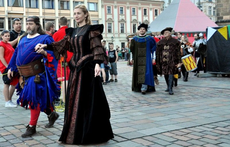 Plzeň v pátek 14. června 2013 odpoledne ožila zábavou a historií. Tradiční červnová akce s názvem Historický víkend aneb Strašidla a mumraje plzeňské se koná podevatenácté a ústřední role v ní tentokrát po celý víkend budou hrát panovníci Karel IV. a Rudolf II. Odpolední měšťanský mumraj zahájila náměstkyně primátora Eva Herinková, která všem strašidlům, kejklířům, duchům i návštěvníkům popřála příjemnou zábavu po celé tři dny. Ten pravý rej strašidel ale mohl začít až večer po deváté hodině, kdy primátor Martin Baxa společně s náměstkyní Evou Herinkovou předali zlatý klíč od městských bran zástupcům pohádkových bytostí a strašidel z bájí a dávných pověstí. Ty slíbily, že „různými kousky komediantskými pro ukrácení dlouhé chvíle budou bavit milé Plzeňany a vzácné hosty.“ A tak se stalo. Následující program zavedl návštěvníky do doby Karla IV. Výběr písní a scén z Noci na Karlštejně předvedl soubor muzikálu a operety Divadla J. K. Tyla.