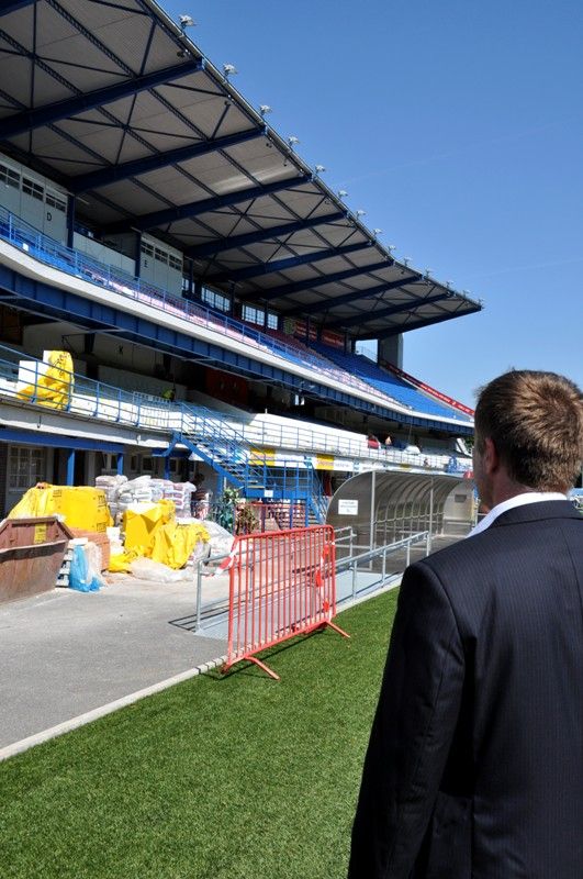 Cílem stavebních úprav je přizpůsobit zázemí stadionu pro pořádání utkání Ligy mistrů podle podmínek stanovených evropskou fotbalovou asociací UEFA. „Znamená to vytvořit dostatečné zázemí pro hráče, hosty a média. Pro média vzniká nový prostor v přízemí, kde se upravují také šatny pro hráče. VIP prostory se budují ve druhém nadzemním podlaží. Sociální zařízení pro diváky ze spodní tribuny se připravuje v prvním nadzemním podlaží,“ upřesňuje rozsah rekonstrukce náměstek primátora Petr Rund. (foto: 17.6.2013)