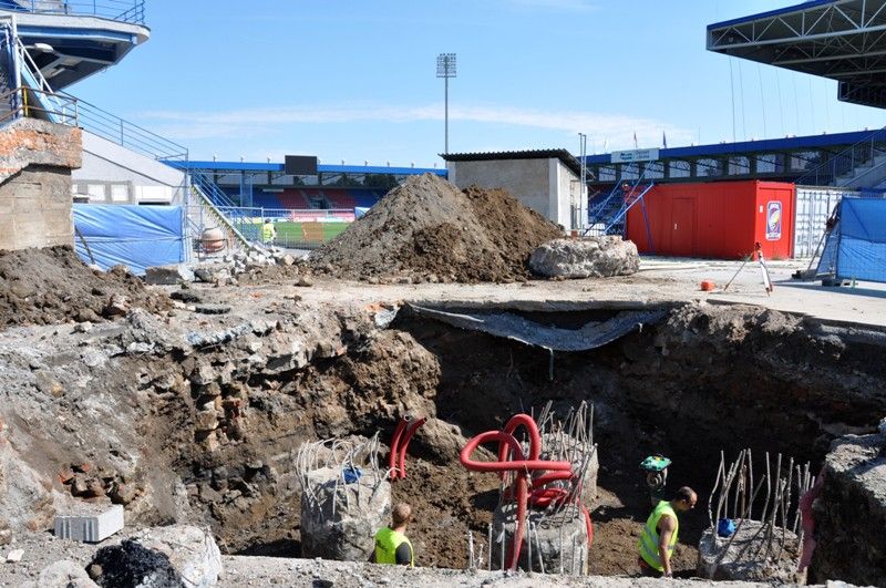 Cílem stavebních úprav je přizpůsobit zázemí stadionu pro pořádání utkání Ligy mistrů podle podmínek stanovených evropskou fotbalovou asociací UEFA. „Znamená to vytvořit dostatečné zázemí pro hráče, hosty a média. Pro média vzniká nový prostor v přízemí, kde se upravují také šatny pro hráče. VIP prostory se budují ve druhém nadzemním podlaží. Sociální zařízení pro diváky ze spodní tribuny se připravuje v prvním nadzemním podlaží,“ upřesňuje rozsah rekonstrukce náměstek primátora Petr Rund. (foto: 17.6.2013)