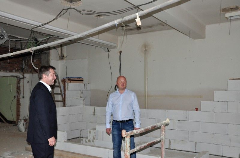 Cílem stavebních úprav je přizpůsobit zázemí stadionu pro pořádání utkání Ligy mistrů podle podmínek stanovených evropskou fotbalovou asociací UEFA. „Znamená to vytvořit dostatečné zázemí pro hráče, hosty a média. Pro média vzniká nový prostor v přízemí, kde se upravují také šatny pro hráče. VIP prostory se budují ve druhém nadzemním podlaží. Sociální zařízení pro diváky ze spodní tribuny se připravuje v prvním nadzemním podlaží,“ upřesňuje rozsah rekonstrukce náměstek primátora Petr Rund. (foto: 17.6.2013)