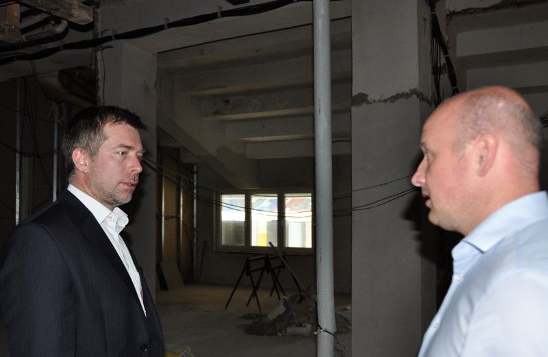 Cílem stavebních úprav je přizpůsobit zázemí stadionu pro pořádání utkání Ligy mistrů podle podmínek stanovených evropskou fotbalovou asociací UEFA. „Znamená to vytvořit dostatečné zázemí pro hráče, hosty a média. Pro média vzniká nový prostor v přízemí, kde se upravují také šatny pro hráče. VIP prostory se budují ve druhém nadzemním podlaží. Sociální zařízení pro diváky ze spodní tribuny se připravuje v prvním nadzemním podlaží,“ upřesňuje rozsah rekonstrukce náměstek primátora Petr Rund. (foto: 17.6.2013)