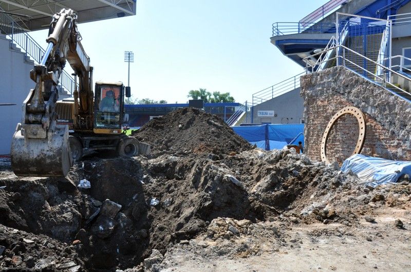 Cílem stavebních úprav je přizpůsobit zázemí stadionu pro pořádání utkání Ligy mistrů podle podmínek stanovených evropskou fotbalovou asociací UEFA. „Znamená to vytvořit dostatečné zázemí pro hráče, hosty a média. Pro média vzniká nový prostor v přízemí, kde se upravují také šatny pro hráče. VIP prostory se budují ve druhém nadzemním podlaží. Sociální zařízení pro diváky ze spodní tribuny se připravuje v prvním nadzemním podlaží,“ upřesňuje rozsah rekonstrukce náměstek primátora Petr Rund. (foto: 17.6.2013)