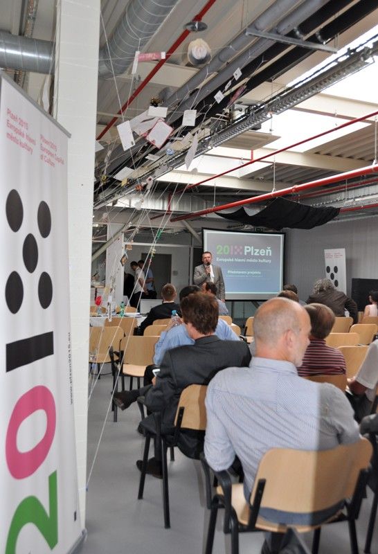 Seznámit se detailněji s projektem Evropské hlavní město kultury 2015 měli možnost plzeňští podnikatelé při setkání, na které jsou každoročně v červnovém termínu zváni primátorem Martinem Baxou. Padesát hlavních projektů a zhruba 600 akcí připravuje pro následující období podle primátora Martina Baxy nyní už stabilní tým s jasnou představou. Podnikatelé tak měli příležitost seznámit se s rámcem klíčových akcí, které se opírají například o fenomén Jiřího Trnky, přestavbu části Světovaru v nové kulturní centrum nebo o divadelní tradici. Součástí prezentace byla také plánovaná struktura příjmů, výdajů a nabídka východisek pro zapojení se do široké programové nabídky projektu. (foto: 17.6.2013)