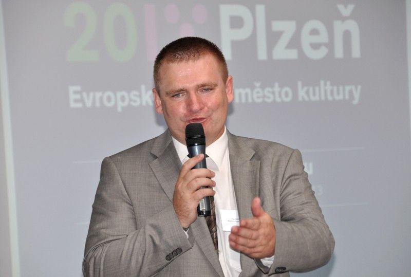 Seznámit se detailněji s projektem Evropské hlavní město kultury 2015 měli možnost plzeňští podnikatelé při setkání, na které jsou každoročně v červnovém termínu zváni primátorem Martinem Baxou. Padesát hlavních projektů a zhruba 600 akcí připravuje pro následující období podle primátora Martina Baxy nyní už stabilní tým s jasnou představou. Podnikatelé tak měli příležitost seznámit se s rámcem klíčových akcí, které se opírají například o fenomén Jiřího Trnky, přestavbu části Světovaru v nové kulturní centrum nebo o divadelní tradici. Součástí prezentace byla také plánovaná struktura příjmů, výdajů a nabídka východisek pro zapojení se do široké programové nabídky projektu. (foto: 17.6.2013)