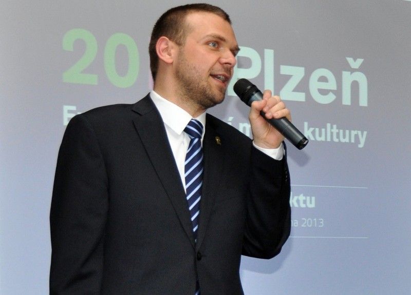Seznámit se detailněji s projektem Evropské hlavní město kultury 2015 měli možnost plzeňští podnikatelé při setkání, na které jsou každoročně v červnovém termínu zváni primátorem Martinem Baxou. Padesát hlavních projektů a zhruba 600 akcí připravuje pro následující období podle primátora Martina Baxy nyní už stabilní tým s jasnou představou. Podnikatelé tak měli příležitost seznámit se s rámcem klíčových akcí, které se opírají například o fenomén Jiřího Trnky, přestavbu části Světovaru v nové kulturní centrum nebo o divadelní tradici. Součástí prezentace byla také plánovaná struktura příjmů, výdajů a nabídka východisek pro zapojení se do široké programové nabídky projektu. (foto: 17.6.2013)
