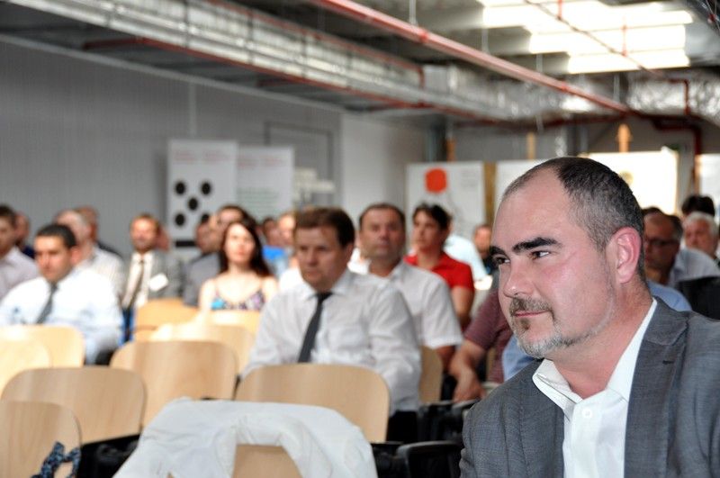 Seznámit se detailněji s projektem Evropské hlavní město kultury 2015 měli možnost plzeňští podnikatelé při setkání, na které jsou každoročně v červnovém termínu zváni primátorem Martinem Baxou. Padesát hlavních projektů a zhruba 600 akcí připravuje pro následující období podle primátora Martina Baxy nyní už stabilní tým s jasnou představou. Podnikatelé tak měli příležitost seznámit se s rámcem klíčových akcí, které se opírají například o fenomén Jiřího Trnky, přestavbu části Světovaru v nové kulturní centrum nebo o divadelní tradici. Součástí prezentace byla také plánovaná struktura příjmů, výdajů a nabídka východisek pro zapojení se do široké programové nabídky projektu. (foto: 17.6.2013)