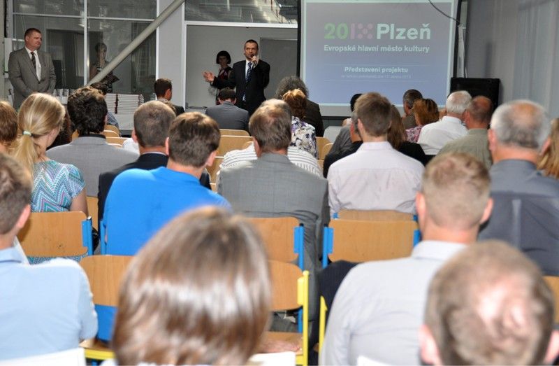 Seznámit se detailněji s projektem Evropské hlavní město kultury 2015 měli možnost plzeňští podnikatelé při setkání, na které jsou každoročně v červnovém termínu zváni primátorem Martinem Baxou. Padesát hlavních projektů a zhruba 600 akcí připravuje pro následující období podle primátora Martina Baxy nyní už stabilní tým s jasnou představou. Podnikatelé tak měli příležitost seznámit se s rámcem klíčových akcí, které se opírají například o fenomén Jiřího Trnky, přestavbu části Světovaru v nové kulturní centrum nebo o divadelní tradici. Součástí prezentace byla také plánovaná struktura příjmů, výdajů a nabídka východisek pro zapojení se do široké programové nabídky projektu. (foto: 17.6.2013)