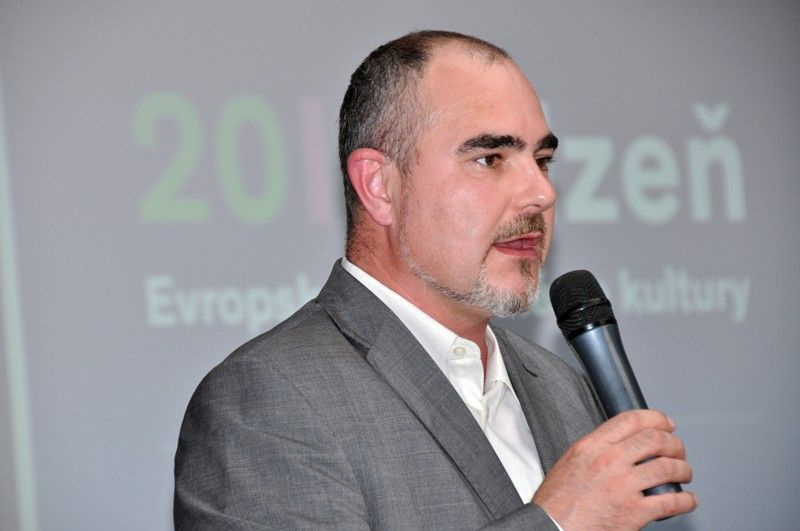 Seznámit se detailněji s projektem Evropské hlavní město kultury 2015 měli možnost plzeňští podnikatelé při setkání, na které jsou každoročně v červnovém termínu zváni primátorem Martinem Baxou. Padesát hlavních projektů a zhruba 600 akcí připravuje pro následující období podle primátora Martina Baxy nyní už stabilní tým s jasnou představou. Podnikatelé tak měli příležitost seznámit se s rámcem klíčových akcí, které se opírají například o fenomén Jiřího Trnky, přestavbu části Světovaru v nové kulturní centrum nebo o divadelní tradici. Součástí prezentace byla také plánovaná struktura příjmů, výdajů a nabídka východisek pro zapojení se do široké programové nabídky projektu. (foto: 17.6.2013)