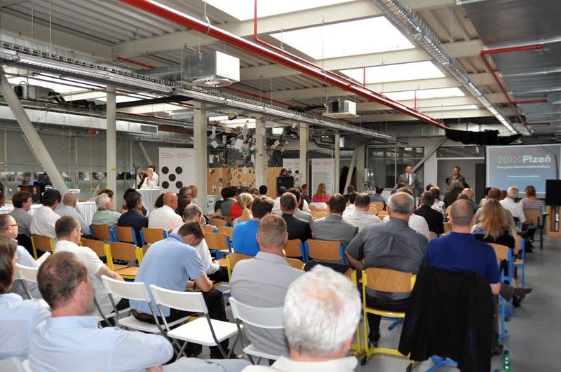 Seznámit se detailněji s projektem Evropské hlavní město kultury 2015 měli možnost plzeňští podnikatelé při setkání, na které jsou každoročně v červnovém termínu zváni primátorem Martinem Baxou. Padesát hlavních projektů a zhruba 600 akcí připravuje pro následující období podle primátora Martina Baxy nyní už stabilní tým s jasnou představou. Podnikatelé tak měli příležitost seznámit se s rámcem klíčových akcí, které se opírají například o fenomén Jiřího Trnky, přestavbu části Světovaru v nové kulturní centrum nebo o divadelní tradici. Součástí prezentace byla také plánovaná struktura příjmů, výdajů a nabídka východisek pro zapojení se do široké programové nabídky projektu. (foto: 17.6.2013)