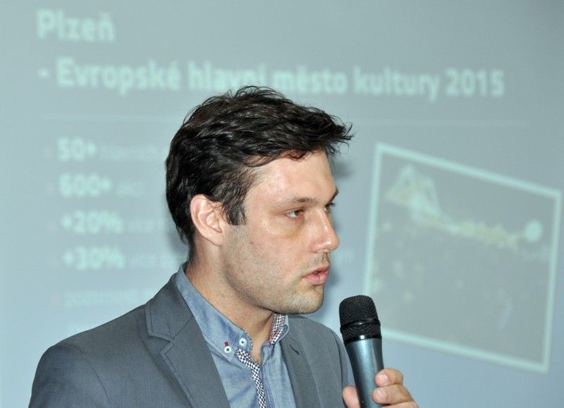 Seznámit se detailněji s projektem Evropské hlavní město kultury 2015 měli možnost plzeňští podnikatelé při setkání, na které jsou každoročně v červnovém termínu zváni primátorem Martinem Baxou. Padesát hlavních projektů a zhruba 600 akcí připravuje pro následující období podle primátora Martina Baxy nyní už stabilní tým s jasnou představou. Podnikatelé tak měli příležitost seznámit se s rámcem klíčových akcí, které se opírají například o fenomén Jiřího Trnky, přestavbu části Světovaru v nové kulturní centrum nebo o divadelní tradici. Součástí prezentace byla také plánovaná struktura příjmů, výdajů a nabídka východisek pro zapojení se do široké programové nabídky projektu. (foto: 17.6.2013)