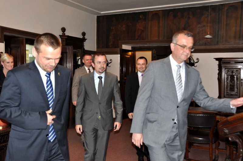 Město Plzeň získá 674 318 tisíc korun z Operačního programu Životní prostředí na rekonstrukci a modernizaci úpravny vody. S informací přijel do Plzně osobně ministr financí Miroslav Kalousek. Na základě rozhodnutí, které vydal v pondělí 17. června 2013 odpoledne, bude město Plzeň moci čerpat nejen 674 milionů korun, ale dalších zhruba 40 milionů z Fondu životního prostředí. „Práce na rozhodnutí byla složitá, ale podařilo se, a to ve prospěch kvality života všech Plzeňanů,“ prohlásil ministr Kalousek po jednání s primátorem Martinem Baxou a ředitelem Útvaru koordinace evropských projektů Erichem Benešem.