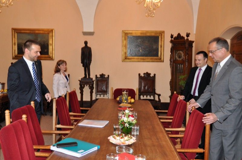 Město Plzeň získá 674 318 tisíc korun z Operačního programu Životní prostředí na rekonstrukci a modernizaci úpravny vody. S informací přijel do Plzně osobně ministr financí Miroslav Kalousek. Na základě rozhodnutí, které vydal v pondělí 17. června 2013 odpoledne, bude město Plzeň moci čerpat nejen 674 milionů korun, ale dalších zhruba 40 milionů z Fondu životního prostředí. „Práce na rozhodnutí byla složitá, ale podařilo se, a to ve prospěch kvality života všech Plzeňanů,“ prohlásil ministr Kalousek po jednání s primátorem Martinem Baxou a ředitelem Útvaru koordinace evropských projektů Erichem Benešem.