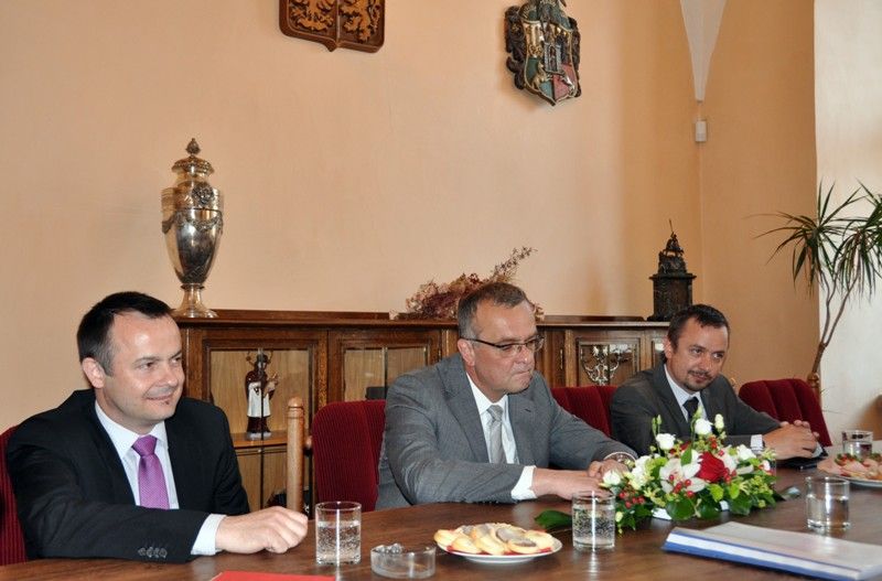 Město Plzeň získá 674 318 tisíc korun z Operačního programu Životní prostředí na rekonstrukci a modernizaci úpravny vody. S informací přijel do Plzně osobně ministr financí Miroslav Kalousek. Na základě rozhodnutí, které vydal v pondělí 17. června 2013 odpoledne, bude město Plzeň moci čerpat nejen 674 milionů korun, ale dalších zhruba 40 milionů z Fondu životního prostředí. „Práce na rozhodnutí byla složitá, ale podařilo se, a to ve prospěch kvality života všech Plzeňanů,“ prohlásil ministr Kalousek po jednání s primátorem Martinem Baxou a ředitelem Útvaru koordinace evropských projektů Erichem Benešem.