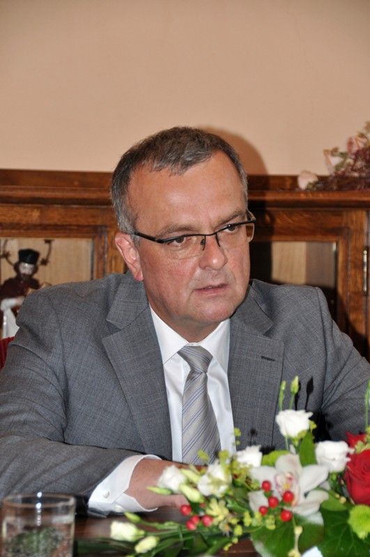 Město Plzeň získá 674 318 tisíc korun z Operačního programu Životní prostředí na rekonstrukci a modernizaci úpravny vody. S informací přijel do Plzně osobně ministr financí Miroslav Kalousek. Na základě rozhodnutí, které vydal v pondělí 17. června 2013 odpoledne, bude město Plzeň moci čerpat nejen 674 milionů korun, ale dalších zhruba 40 milionů z Fondu životního prostředí. „Práce na rozhodnutí byla složitá, ale podařilo se, a to ve prospěch kvality života všech Plzeňanů,“ prohlásil ministr Kalousek po jednání s primátorem Martinem Baxou a ředitelem Útvaru koordinace evropských projektů Erichem Benešem.