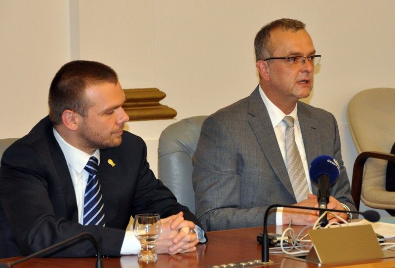Město Plzeň získá 674 318 tisíc korun z Operačního programu Životní prostředí na rekonstrukci a modernizaci úpravny vody. S informací přijel do Plzně osobně ministr financí Miroslav Kalousek. Na základě rozhodnutí, které vydal v pondělí 17. června 2013 odpoledne, bude město Plzeň moci čerpat nejen 674 milionů korun, ale dalších zhruba 40 milionů z Fondu životního prostředí. „Práce na rozhodnutí byla složitá, ale podařilo se, a to ve prospěch kvality života všech Plzeňanů,“ prohlásil ministr Kalousek po jednání s primátorem Martinem Baxou a ředitelem Útvaru koordinace evropských projektů Erichem Benešem.
