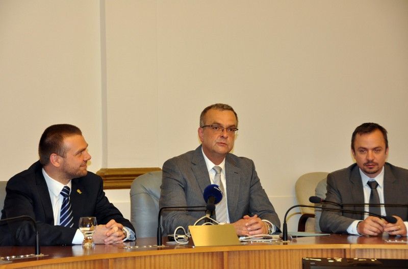 Město Plzeň získá 674 318 tisíc korun z Operačního programu Životní prostředí na rekonstrukci a modernizaci úpravny vody. S informací přijel do Plzně osobně ministr financí Miroslav Kalousek. Na základě rozhodnutí, které vydal v pondělí 17. června 2013 odpoledne, bude město Plzeň moci čerpat nejen 674 milionů korun, ale dalších zhruba 40 milionů z Fondu životního prostředí. „Práce na rozhodnutí byla složitá, ale podařilo se, a to ve prospěch kvality života všech Plzeňanů,“ prohlásil ministr Kalousek po jednání s primátorem Martinem Baxou a ředitelem Útvaru koordinace evropských projektů Erichem Benešem.