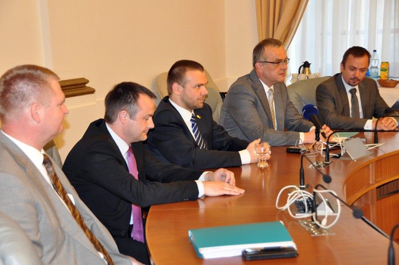 Město Plzeň získá 674 318 tisíc korun z Operačního programu Životní prostředí na rekonstrukci a modernizaci úpravny vody. S informací přijel do Plzně osobně ministr financí Miroslav Kalousek. Na základě rozhodnutí, které vydal v pondělí 17. června 2013 odpoledne, bude město Plzeň moci čerpat nejen 674 milionů korun, ale dalších zhruba 40 milionů z Fondu životního prostředí. „Práce na rozhodnutí byla složitá, ale podařilo se, a to ve prospěch kvality života všech Plzeňanů,“ prohlásil ministr Kalousek po jednání s primátorem Martinem Baxou a ředitelem Útvaru koordinace evropských projektů Erichem Benešem.