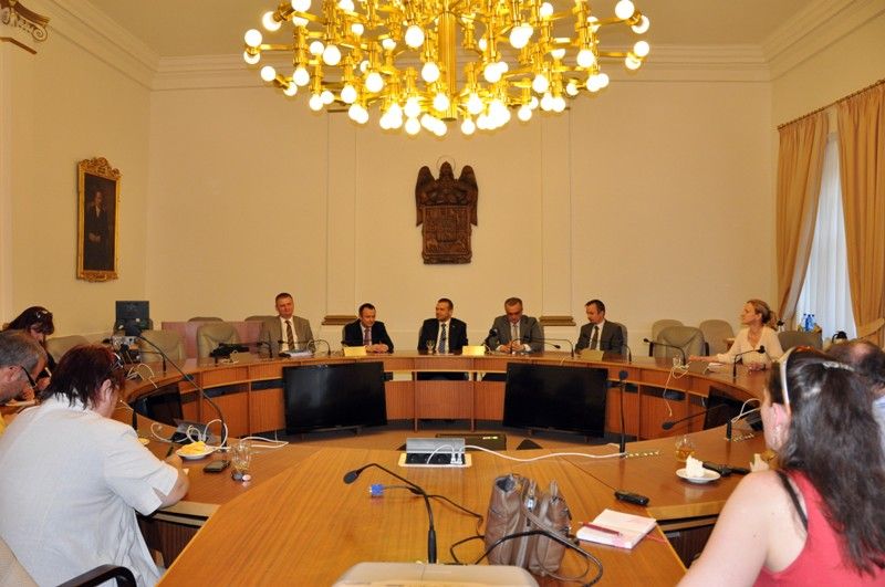 Město Plzeň získá 674 318 tisíc korun z Operačního programu Životní prostředí na rekonstrukci a modernizaci úpravny vody. S informací přijel do Plzně osobně ministr financí Miroslav Kalousek. Na základě rozhodnutí, které vydal v pondělí 17. června 2013 odpoledne, bude město Plzeň moci čerpat nejen 674 milionů korun, ale dalších zhruba 40 milionů z Fondu životního prostředí. „Práce na rozhodnutí byla složitá, ale podařilo se, a to ve prospěch kvality života všech Plzeňanů,“ prohlásil ministr Kalousek po jednání s primátorem Martinem Baxou a ředitelem Útvaru koordinace evropských projektů Erichem Benešem.